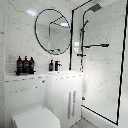 Stunning Apartment In Beckton With Private Entrance Лондон Екстер'єр фото